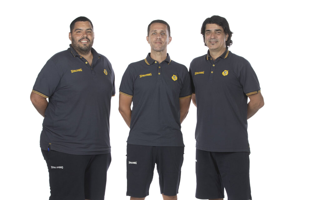 Tres entrenadores del Gran Canaria Liga U posan junto a su logo en camisetas oficiales.