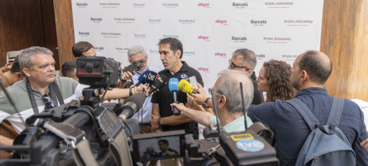 con mucho trabajo por delante""",Willy Villar rodeado de periodistas en una conferencia de prensa.