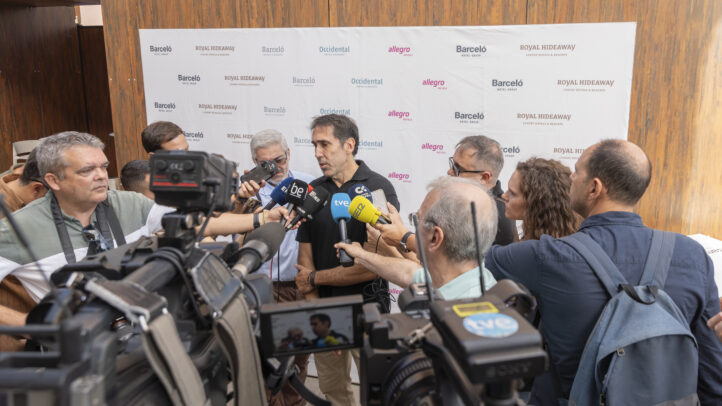 con mucho trabajo por delante""",Willy Villar rodeado de periodistas en una conferencia de prensa.