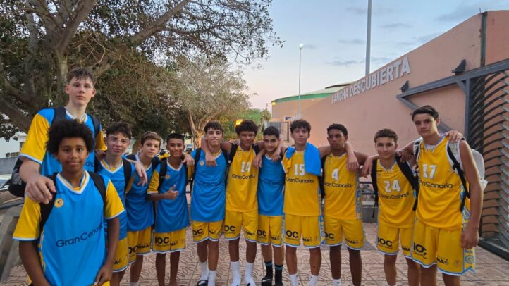 Jugadores del Gran Canaria infantil masculino posando antes de un torneo de baloncesto.