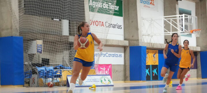 Jugadoras del junior femenino entrenando en la cancha, con balones de baloncesto.