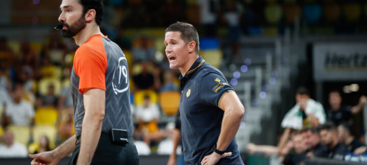 Entrenador del Club Baloncesto Gran Canaria dirigiendo a su equipo durante un partido.
