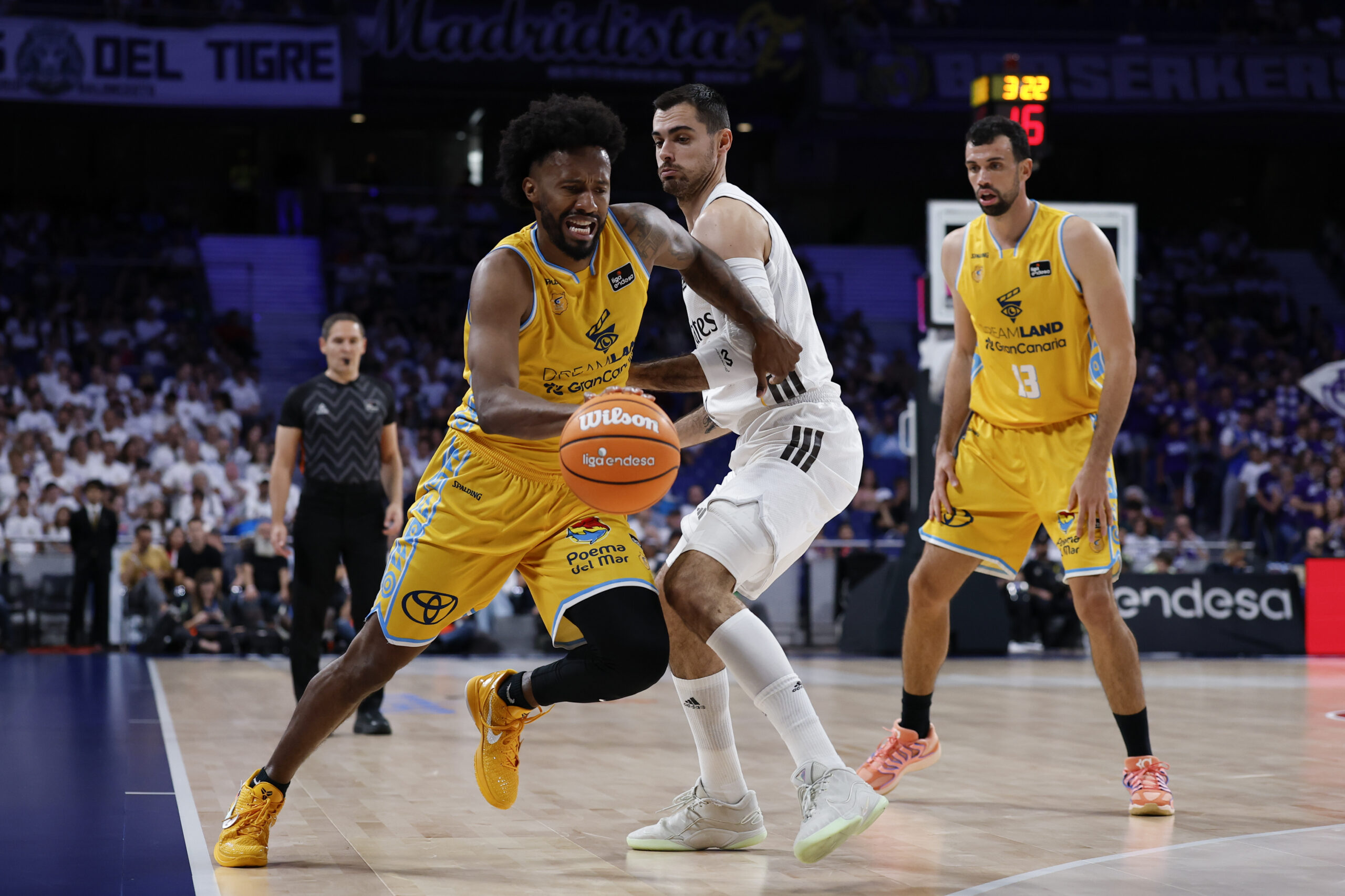 Baloncestista del Dreamland Gran Canaria conduce el balón en un partido competitivo.