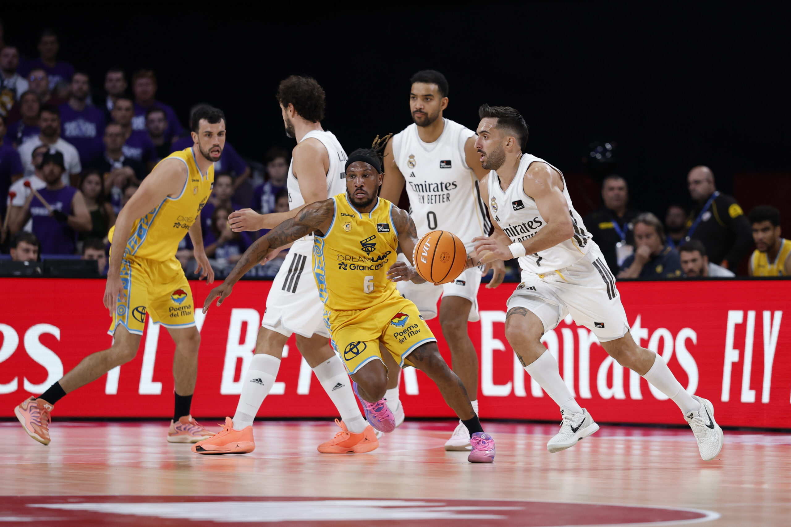 Jugadores de baloncesto en acción durante el partido entre Gran Canaria y Real Madrid.