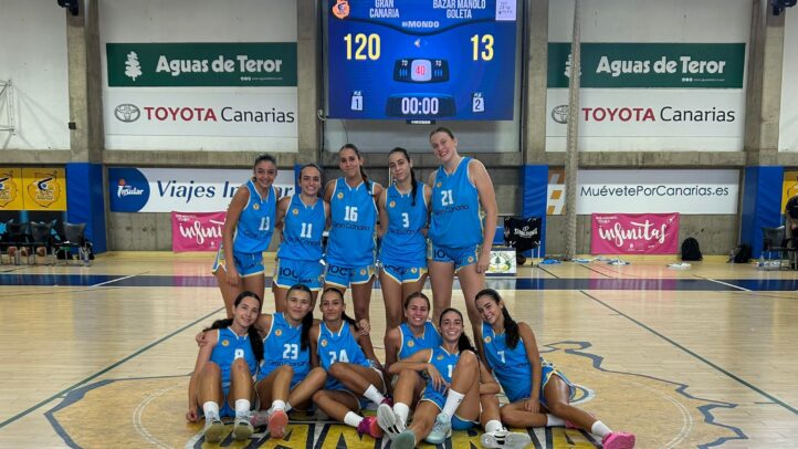 Jugadoras del Club Baloncesto Gran Canaria posan tras un partido con marcador de 120-13.