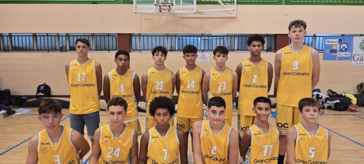 Equipo infantil masculino del Club Baloncesto Gran Canaria posando en la cancha.