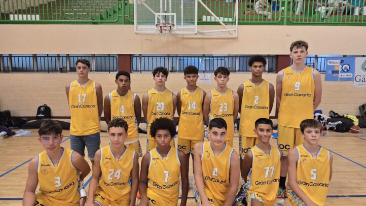 Equipo infantil masculino del Club Baloncesto Gran Canaria posando en la cancha.