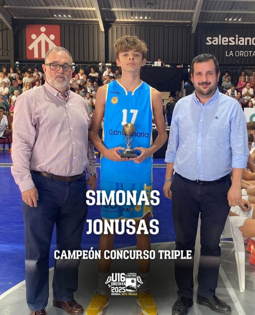 Simon Jonusas, campeón del concurso de triples, junto a dos representantes del club.
