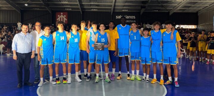 Cadete masculino del CB Gran Canaria posando tras obtener el cuarto puesto en un torneo.