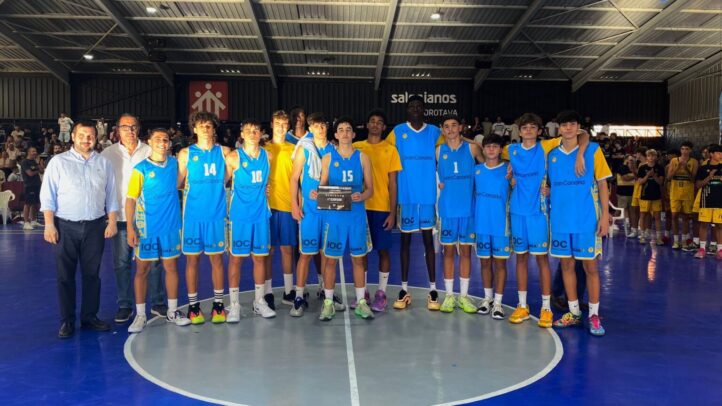 Cadete masculino del CB Gran Canaria posando tras obtener el cuarto puesto en un torneo.