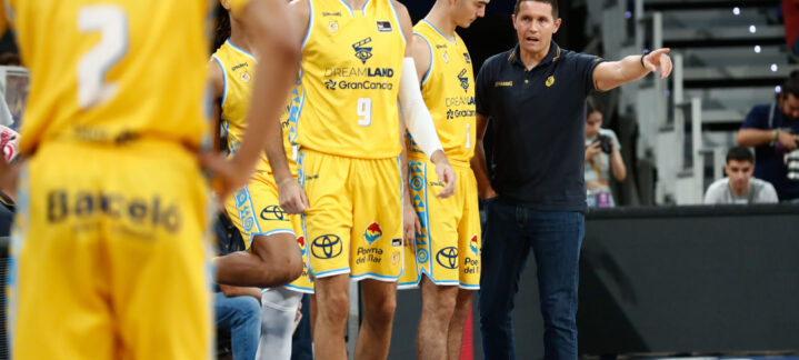 Entrenador hablando con jugadores del Club Baloncesto Gran Canaria en un partido.