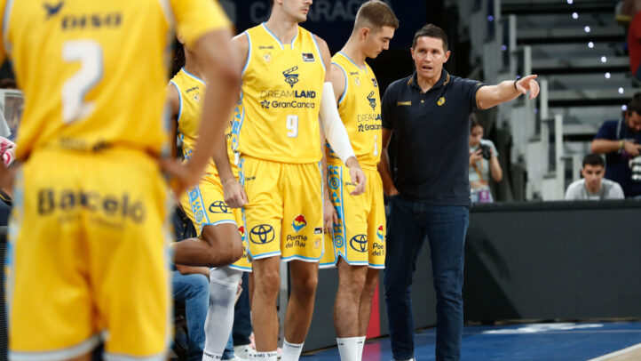Entrenador hablando con jugadores del Club Baloncesto Gran Canaria en un partido.