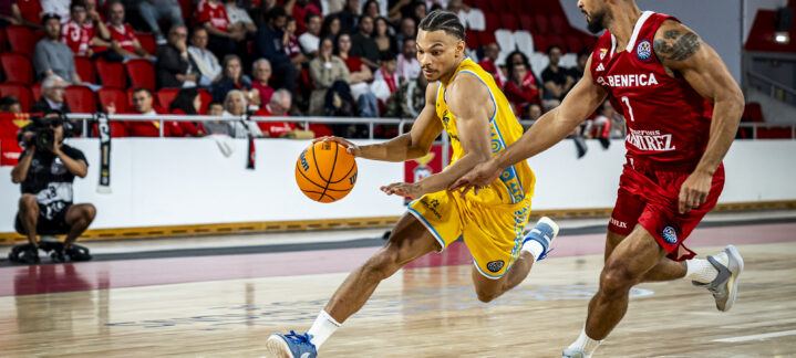 Jugador del Dreamland Gran Canaria driblando un balón ante un oponente del Benfica.