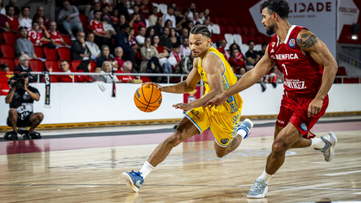 Jugador del Dreamland Gran Canaria driblando un balón ante un oponente del Benfica.