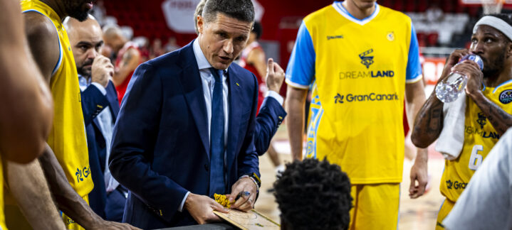 sobre todo en la primera parte""",Entrenador Jaka Lakovic habla con jugadores del CB Gran Canaria durante un tiempo muerto.