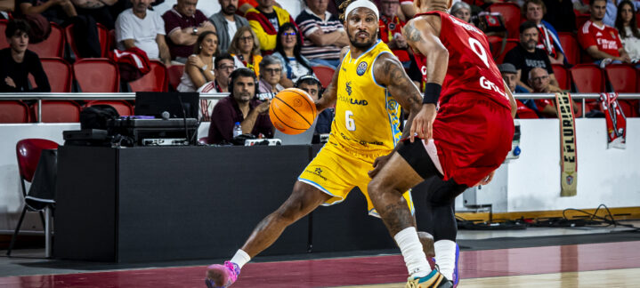 Jugador del Gran Canaria dribleando ante un oponente de Le Mans Sarthe Basket.