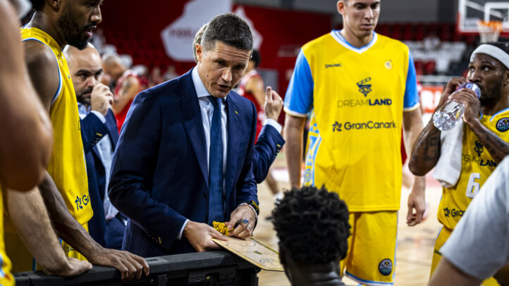 Entrenador Jaka Lakovic charlando con jugadores del Gran Canaria durante un tiempo muerto.