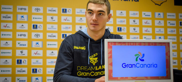 Ziga Samar en conferencia de prensa con logo de Gran Canaria de fondo.