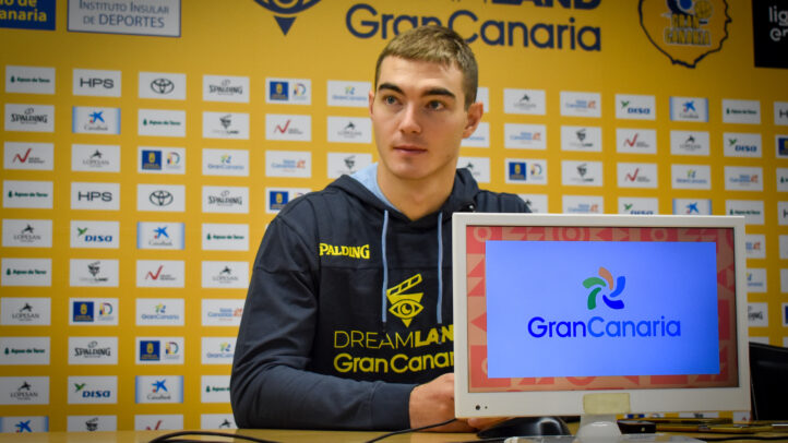 Ziga Samar en conferencia de prensa con logo de Gran Canaria de fondo.