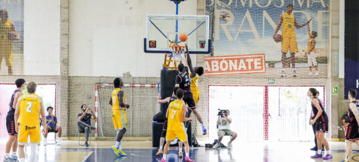 Jugador del Gran Canaria realizando una canasta durante un partido de baloncesto.
