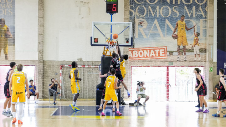 Jugador del Gran Canaria realizando una canasta durante un partido de baloncesto.