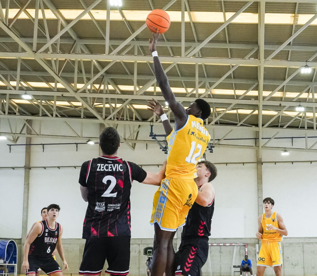 Code Mbengue lucha un balón. 