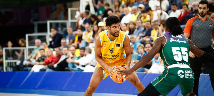 Jugador del Dreamland Gran Canaria driblando ante un rival del Unicaja durante un partido.