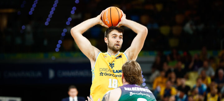 autocríticos tras el partido ante Unicaja: ""Tenemos que jugar los cuarenta minutos""",Jugador del CB Gran Canaria prepara un pase con el balón en un partido.