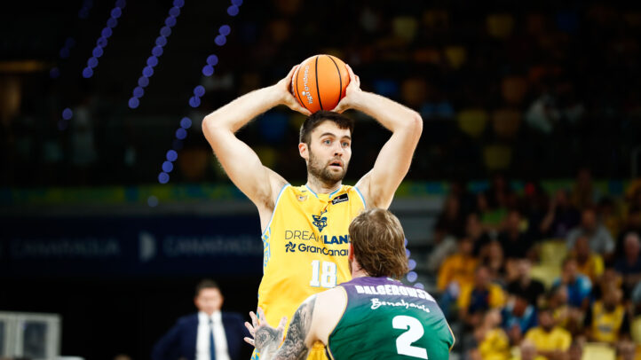 autocríticos tras el partido ante Unicaja: ""Tenemos que jugar los cuarenta minutos""",Jugador del CB Gran Canaria prepara un pase con el balón en un partido.