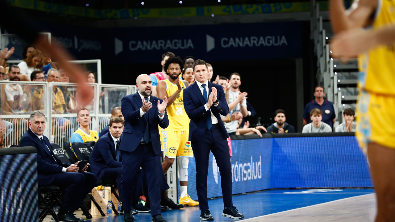 Entrenadores del Club Baloncesto Gran Canaria dirigen a su equipo desde la banda.