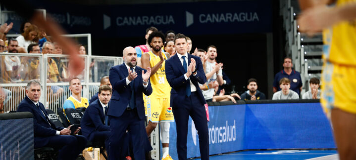 Entrenadores del Club Baloncesto Gran Canaria dirigen a su equipo desde la banda.