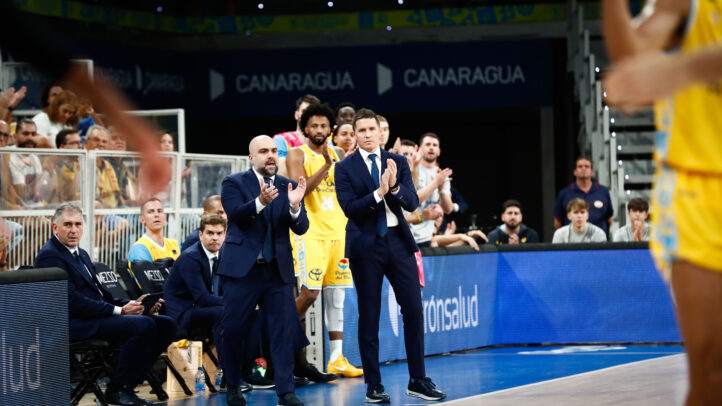 Entrenadores del Club Baloncesto Gran Canaria dirigen a su equipo desde la banda.