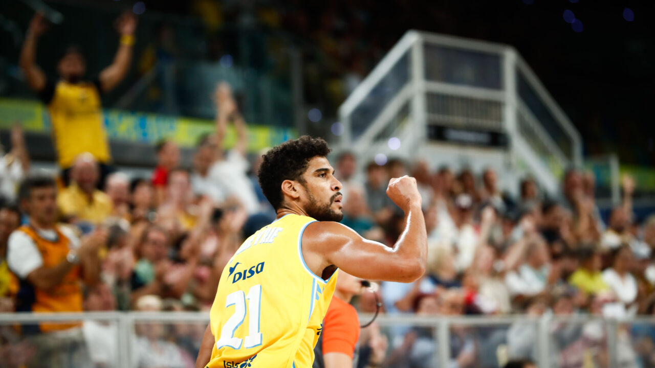 Jugador del Gran Canaria celebra con entusiasmo ante un público animado en el arena.