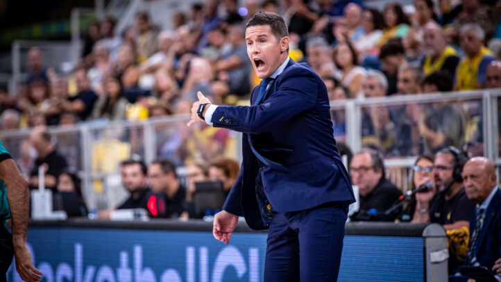 tenemos muchas oscilaciones""","Entrenador Jaka Lakovic dirigiendo instrucciones durante un partido, con público al fondo.