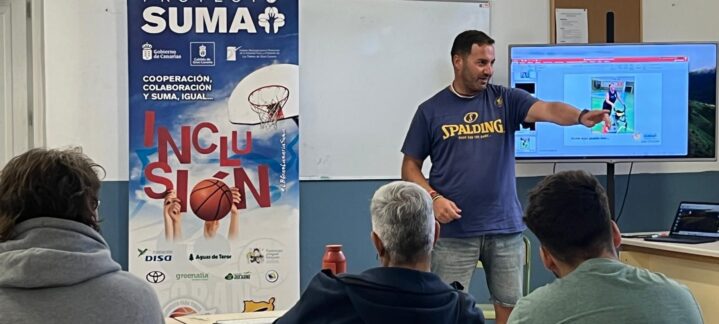 Javi Choren presenta el proyecto Suma en un taller de inclusión en el IES Ana Luisa Benítez.