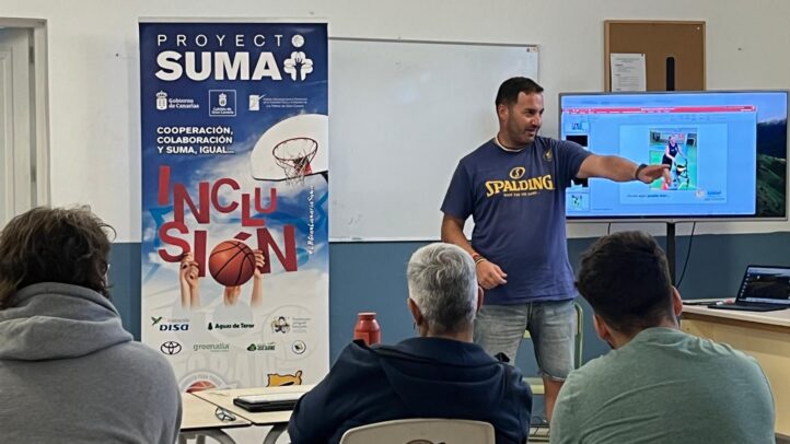 Javi Choren presenta el proyecto Suma en un taller de inclusión en el IES Ana Luisa Benítez.