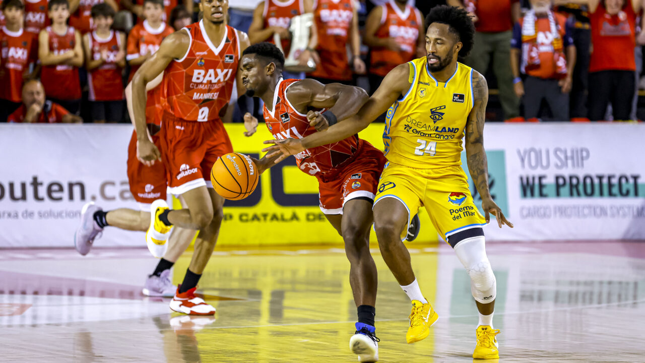 Duelo de baloncesto entre Dreamland Gran Canaria y BAXI Manresa en un ambiente vibrante.