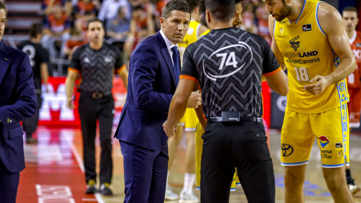 Entrenador y jugadores del Gran Canaria discuten con un árbitro durante un partido.