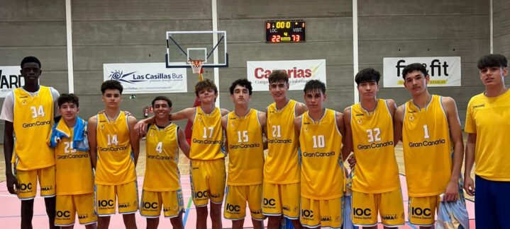 Equipo del Club Baloncesto Gran Canaria posando en la cancha tras un partido.
