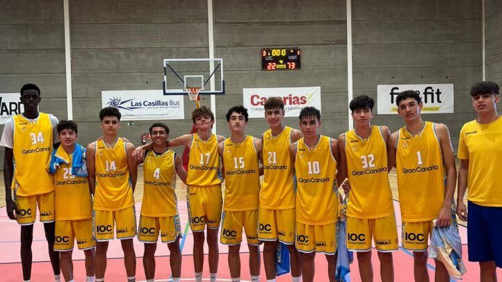 Equipo del Club Baloncesto Gran Canaria posando en la cancha tras un partido.