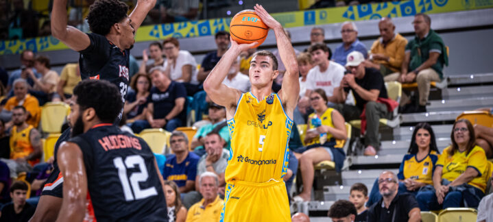 Jugador del Dreamland Gran Canaria lanza a canasta ante la defensa rival en un partido.