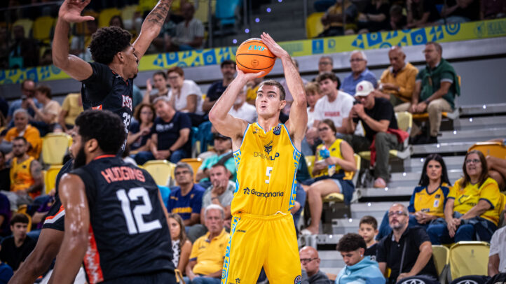 Jugador del Dreamland Gran Canaria lanza a canasta ante la defensa rival en un partido.