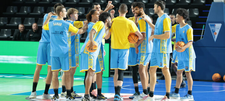 Jugadores del Club Baloncesto Gran Canaria en un tiempo de descanso, celebrando juntos.