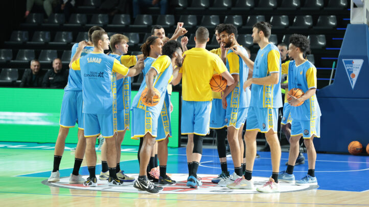 Jugadores del Club Baloncesto Gran Canaria en un tiempo de descanso, celebrando juntos.