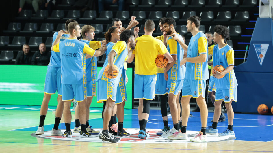 Jugadores del Club Baloncesto Gran Canaria en un tiempo de descanso, celebrando juntos.