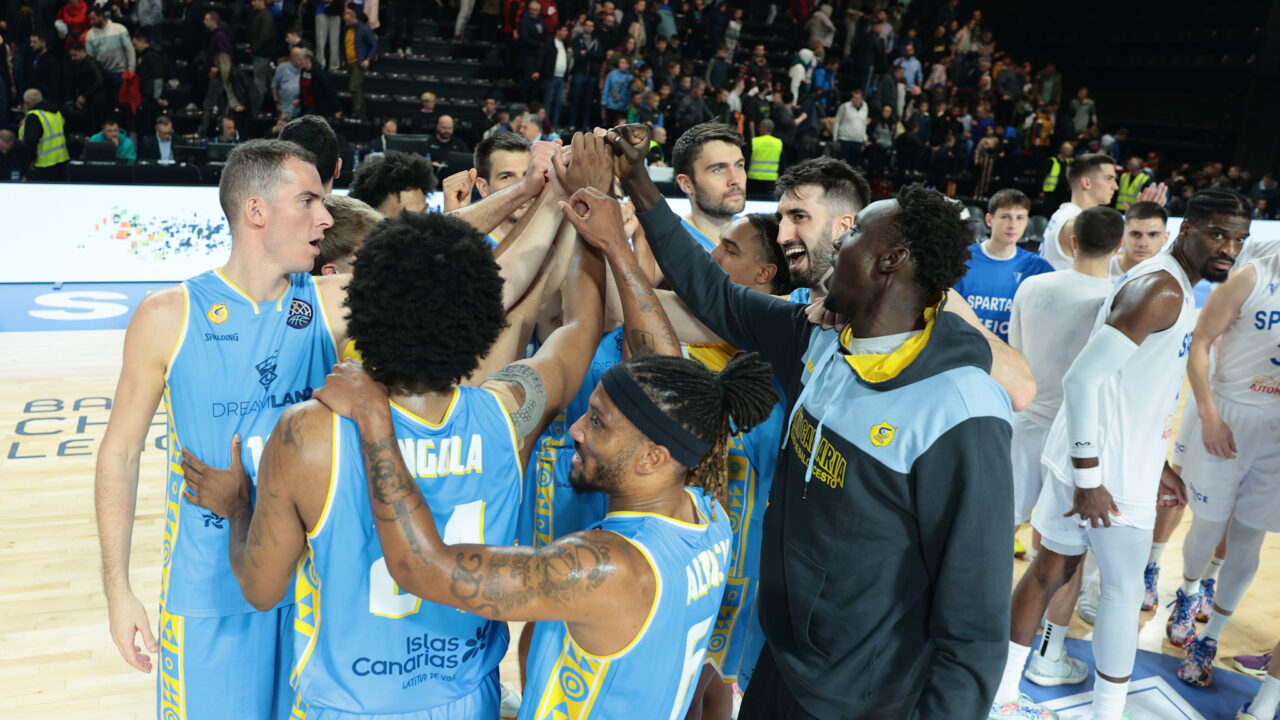 El Dreamland Gran Canaria celebra la victoria en la pista del kk Spartak Office Shoes.