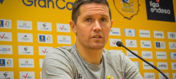 Lakovic atiende a los medios en sala de prensa