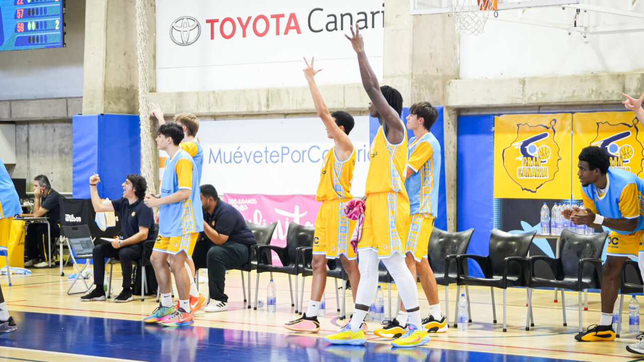Jugadores del Gran Canaria U22 celebrando animadamente en la banca durante el partido.