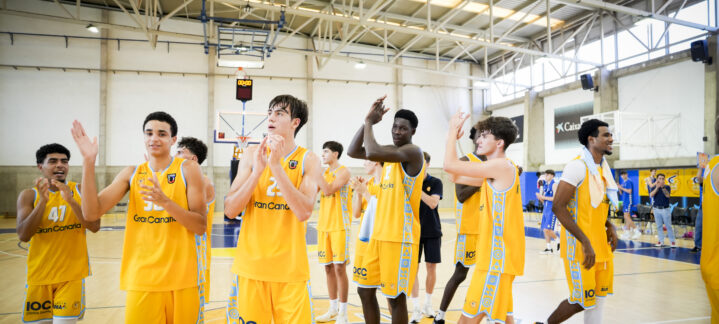 Jugadores del Gran Canaria celebran su victoria en la cancha tras un partido.