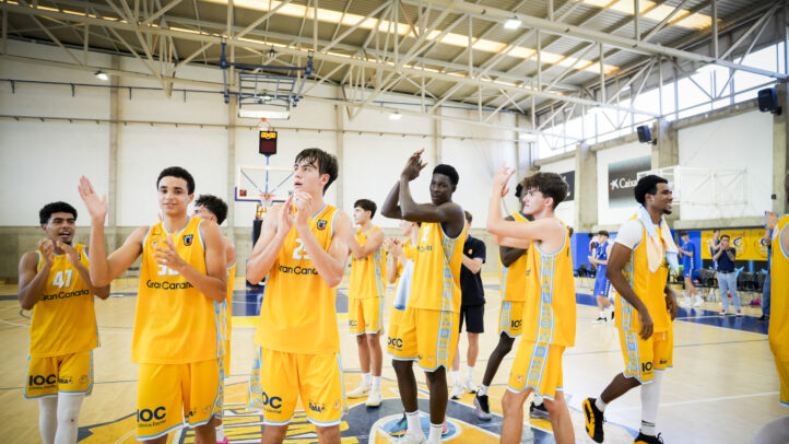 Jugadores del Gran Canaria celebran su victoria en la cancha tras un partido.
